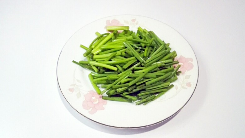 千丝万缕开洋韭花炒千张,<a style='color:red;display:inline-block;' href='/shicai/ 4881'>韭菜花</a>洗净切掉头尾,切成寸断