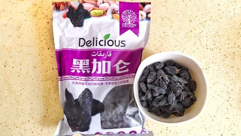 一次性发酵葡萄干椰子油白吐司,我用的是这种新疆的黑加仑,去掉蒂,洗干净