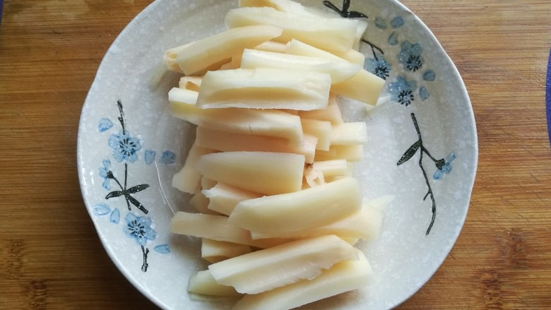 糖醋藕排,<a style='color:red;display:inline-block;' href='/shicai/ 30'>莲藕</a>一段洗净去皮,切成小指粗的藕条备用;