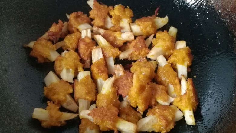 糖醋藕排,锅中留少许底油,倒入控干油的藕排,调入少许盐翻抽几下;