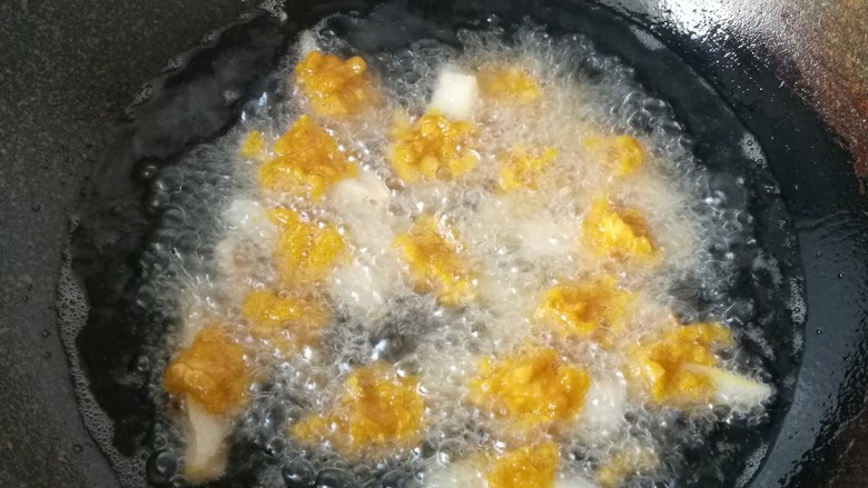 糖醋藕排,锅中倒入适量油,六七成热时下入南瓜藕排开中小火慢炸;