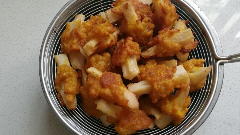糖醋藕排,炸至两面金黄时捞出控油;