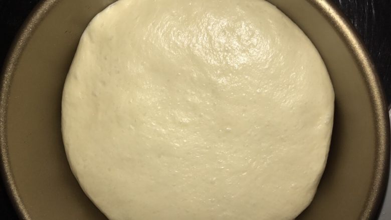 椰子味酥粒芒果面包,将面团擀开成模具大小的圆形,放入模具进行最后发酵。