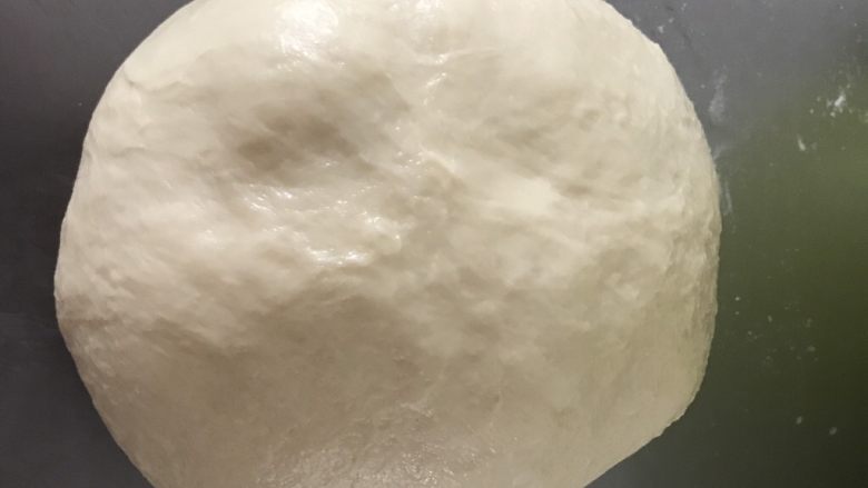 椰子味酥粒芒果面包,后油法揉到扩展,拉开比较厚的膜。