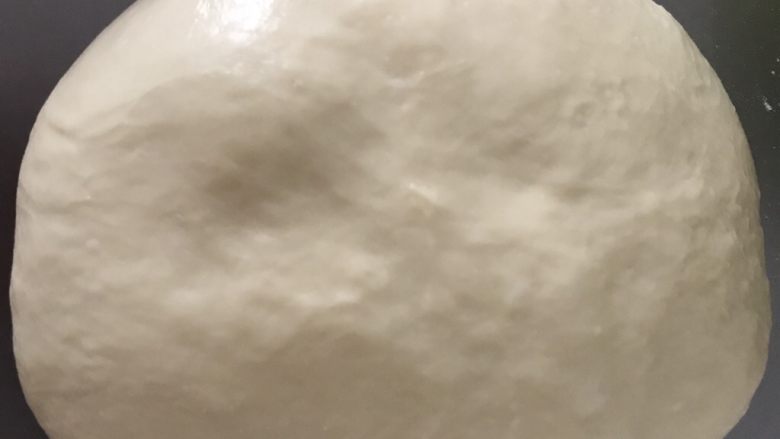 椰子味酥粒芒果面包,滚圆后在28度左右的室温进行基础发酵,发酵时盖保鲜膜。
发酵至大约两倍大,手指戳洞不回弹不塌陷。
(发酵时做酥粒,把酥粒的所有材料混合,用手搓成颗粒状,放冰箱冷藏备用,如果一时搓不成颗粒状,也可以冷冻一会取出再搓)