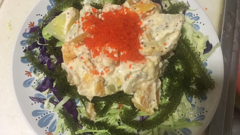鱼籽土豆沙拉,先铺上紫甘蓝,圆白菜丝。再铺上海葡萄。倒入土豆红薯。最上面撒上<a style='color:red;display:inline-block;' href='/shicai/ 1632'>鱼籽</a>