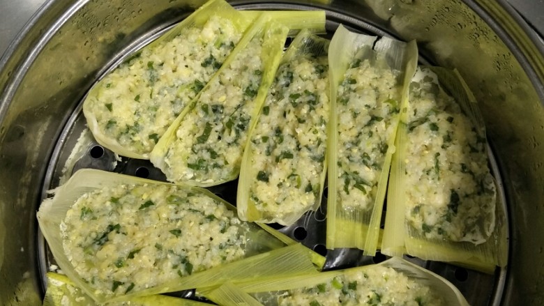 鲜玉米饼,上锅蒸15-20分钟,香甜软糯的玉米饼做好了,香糯中带着玉米皮的清香,值得一做