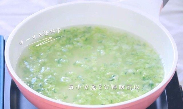 蔬菜虾肉粒粒面,面糊全部滴完后,虾面全部浮上来了,再小火煮2分钟。