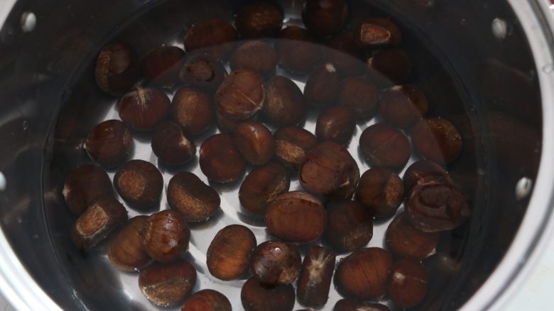 板栗炖排骨,入锅中煮3分钟,捞出后迅速过凉水。