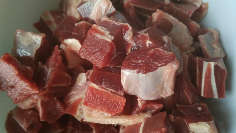 土豆炖牛肉,<a style='color:red;display:inline-block;' href='/shicai/ 216'>牛肉</a>切块