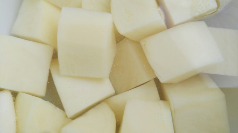 土豆炖牛肉,<a style='color:red;display:inline-block;' href='/shicai/ 23'>土豆</a>切块