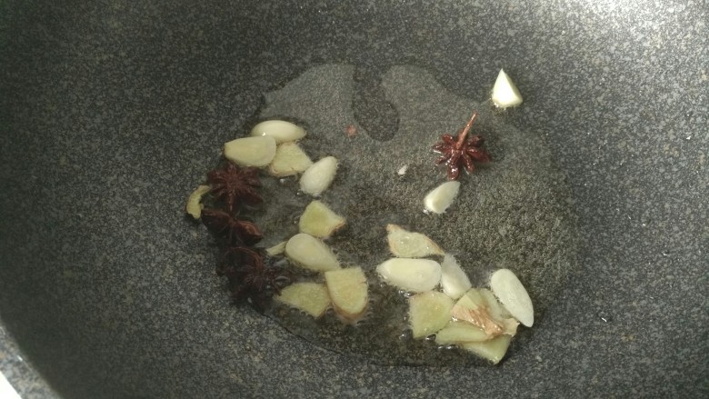 土豆炖牛肉,<a style='color:red;display:inline-block;' href='/shicai/ 37'>姜</a>切片，锅里放油烧热把<a style='color:red;display:inline-block;' href='/shicai/ 37'>姜</a>，蒜，八角爆炒