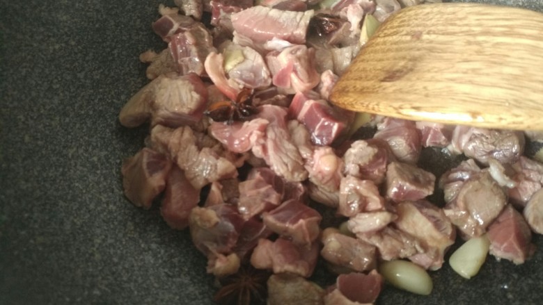 土豆炖牛肉,然后把牛肉放进炒，多炒会