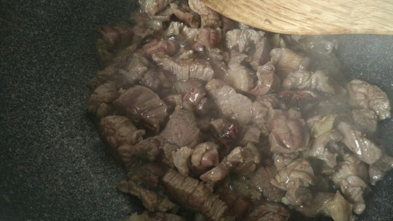 土豆炖牛肉,超出水，然后把水收干