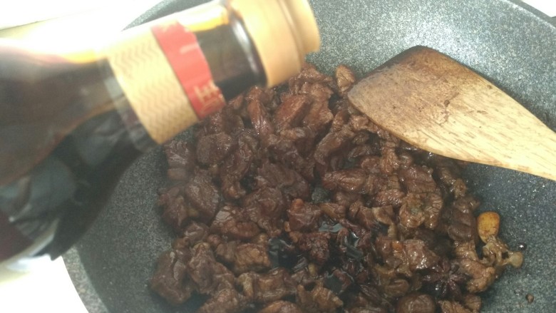 土豆炖牛肉,然后放入<a style='color:red;display:inline-block;' href='/shicai/ 762'>老抽</a>上色，多炒一会上色，