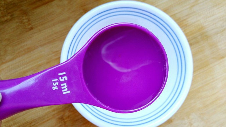 百搭西红柿+家庭简易版披萨酱,调制酱汁:1. 把准备好的<a style='color:red;display:inline-block;' href='/shicai/ 699'>番茄酱</a>加入15ml清水。
