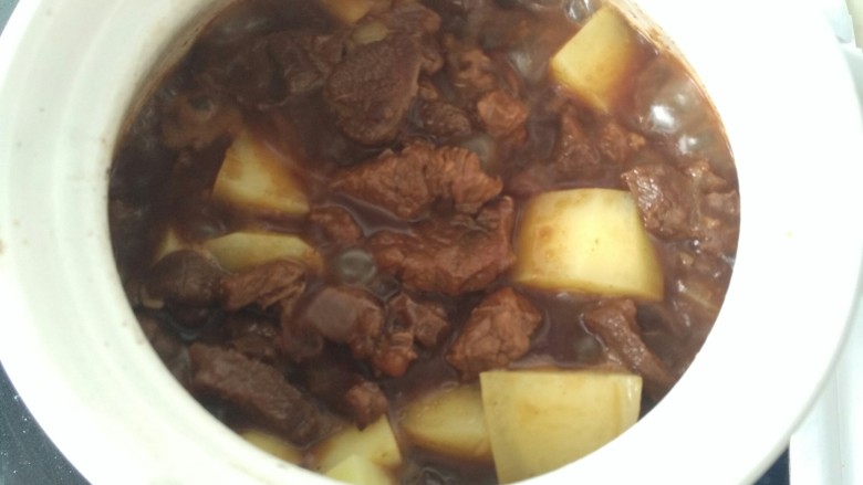 土豆炖牛肉,在关火前20分钟放入土豆，这样土豆不会太烂，如果水少了可以继续加热水