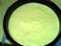 黄桃翻转蛋糕,倒入铺好黄桃的模具中,磕出大泡