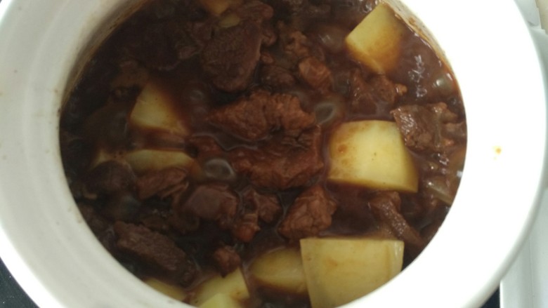 土豆炖牛肉,切记盐最后要关火前放，这样炖肉牛不会老
