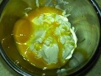 轻乳酪蛋糕,加入两个蛋黄,