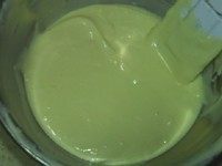轻乳酪蛋糕,用橡皮刮刀翻拌均匀,放入冰箱冷藏