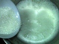 轻乳酪蛋糕,打至泡沫浓稠,再加入1/3糖。