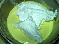 轻乳酪蛋糕,取出奶酪糊,挖1/3蛋白到奶酪糊里。