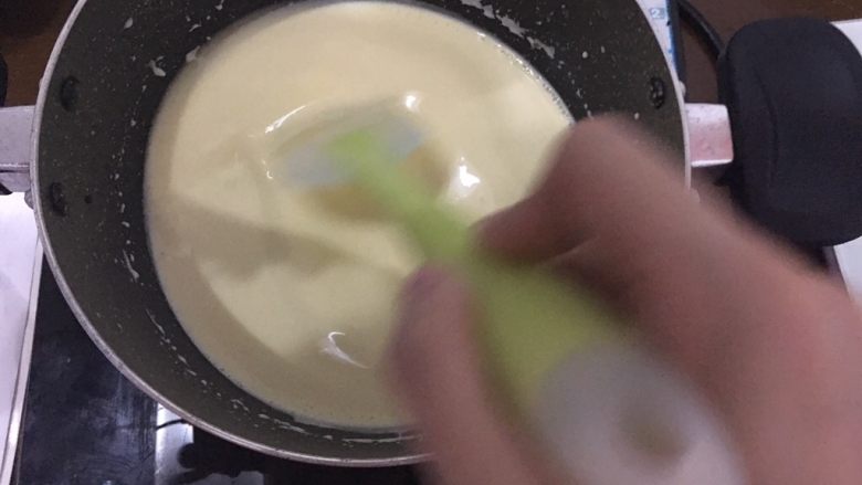 基础甜品：蛋挞,奶液不烫后，甚至可以冷却后，再＋<a style='color:red;display:inline-block;' href='/shicai/ 15'>蛋黄</a>快速搅匀