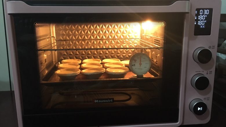 基础甜品：蛋挞,烘烤：温度180度，30min，中层
每家温度不同，根据自家烤箱脾气做调整。即使跟我一样的烤箱也会有温度不同的情况噢！