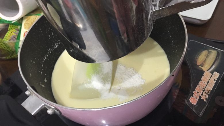 基础甜品：蛋挞,过筛低粉搅匀