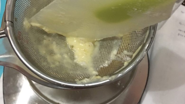 基础甜品：蛋挞,过滤到量杯里，不用秤重量哈，我下面的秤可以忽略哈