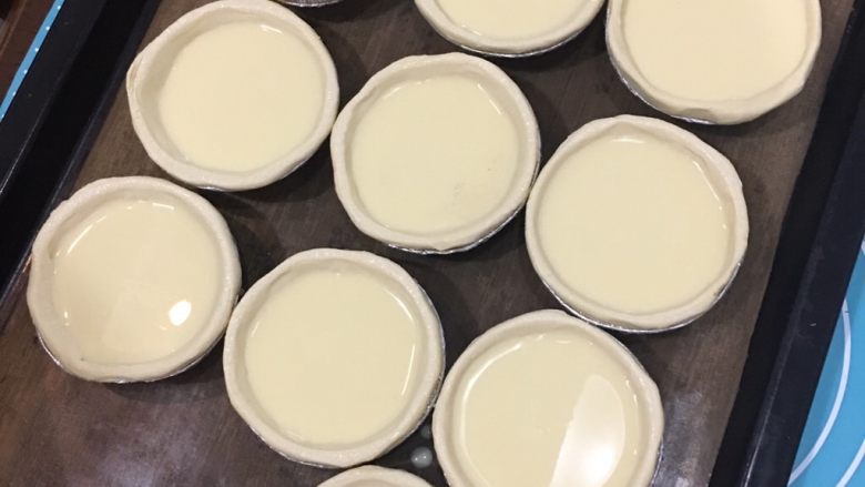基础甜品：蛋挞,倒入挞皮里，正正好