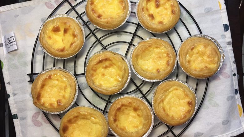 基础甜品：蛋挞,出炉放到晾网上，有余温时吃着不错，别刚出炉就吃就好啦
原图无滤镜