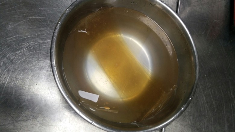 黑巧克力淋面,鱼胶片 用凉水泡软 立即捞出