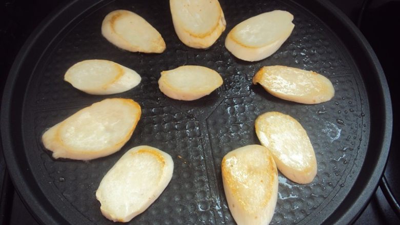 椒香杏鲍菇,水分煎出,出现金黄色,翻面煎另一面