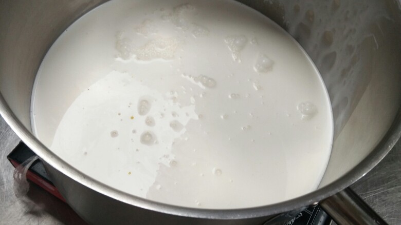 黑巧克力淋面,把称好的 水 + 淡奶油 + 糖浆 +糖放在锅里煮