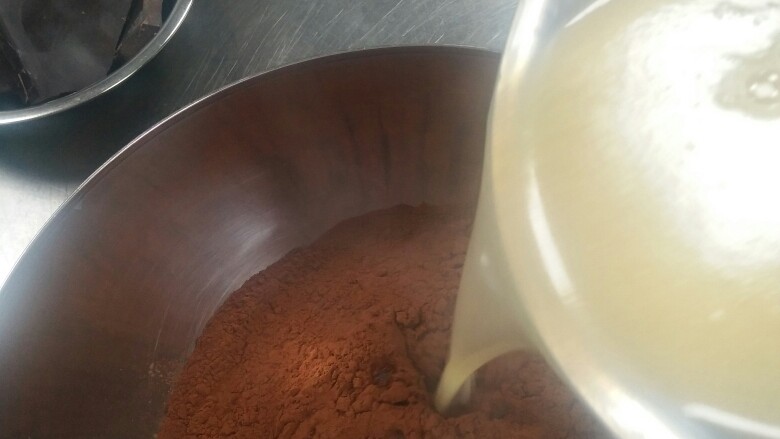 黑巧克力淋面,把煮好的料 分次少量 加入可可粉里