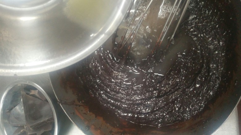 黑巧克力淋面,搅拌到 图中的状态 这时候有颗粒不用怕