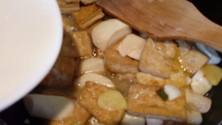 菌茹烩豆腐,取5克生粉加水搅匀,倒入锅中,勾一层薄芡,收一收汤汁。