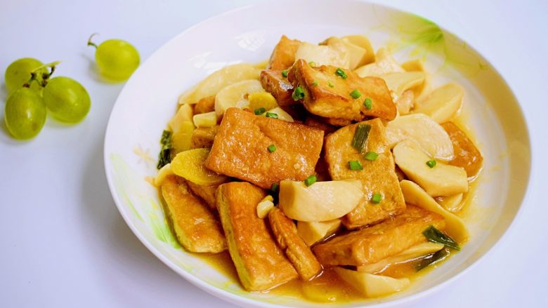 菌茹烩豆腐,装盘。