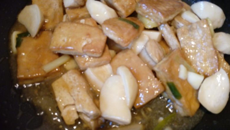 菌茹烩豆腐,淋一些香油。