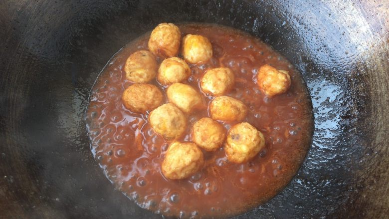 糖醋虎皮鹌鹑蛋,放入炸好的鹌鹑蛋,翻炒至每一颗都裹上酱汁