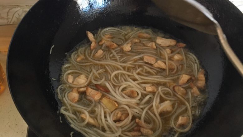 芹菜粉,倒入煮好的粉条，放入适量的酱油，盐，十三香和适量的水