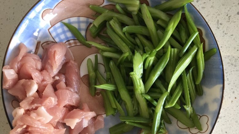 芹菜粉,把肉切小块，<a style='color:red;display:inline-block;' href='/shicai/ 125'>芹菜</a>切小块洗干净备用