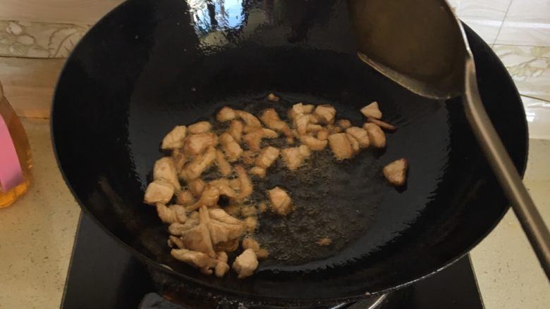 芹菜粉,锅中放入适量的油，肉炒变色