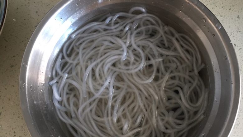 芹菜粉,<a style='color:red;display:inline-block;' href='/shicai/ 525'>粉条</a>煮软