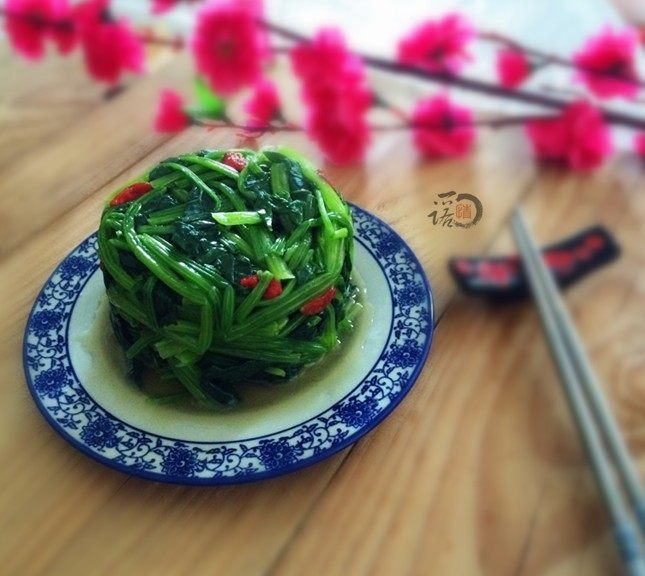 姜汁菠菜,将菠菜、姜汁分盘同时上桌,吃时夹菠菜蘸姜汁,也可以把姜汁淋在菠菜上