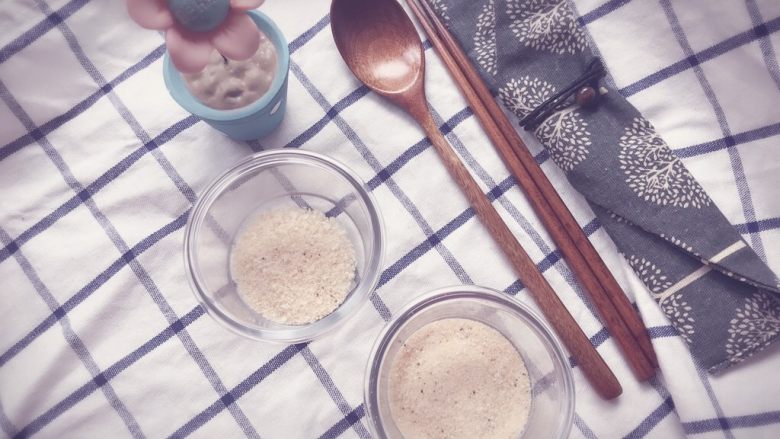 虾皮粉 宝宝辅食,虾皮粉就做好了,粗颗粒可以留着大人下面条吃,细腻的粉末就给爸妈吃,记得密封保存