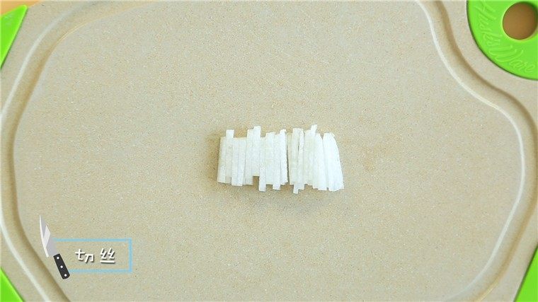 白玉南瓜泥,切成细小的丝。