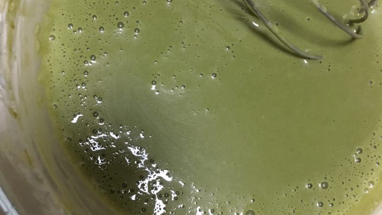抹茶芝士慕斯蛋糕,奶酪糊中分次加入抹茶牛奶液体,直到混合均匀